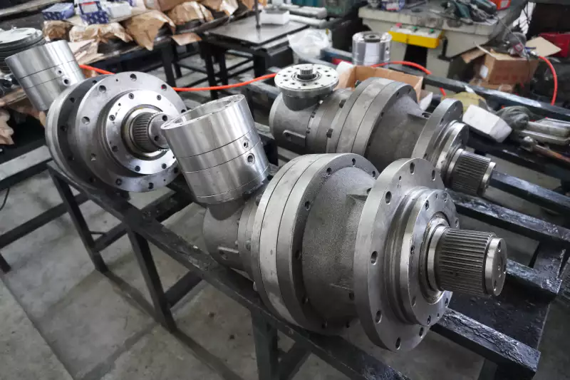 Track drive planetary gear sets
